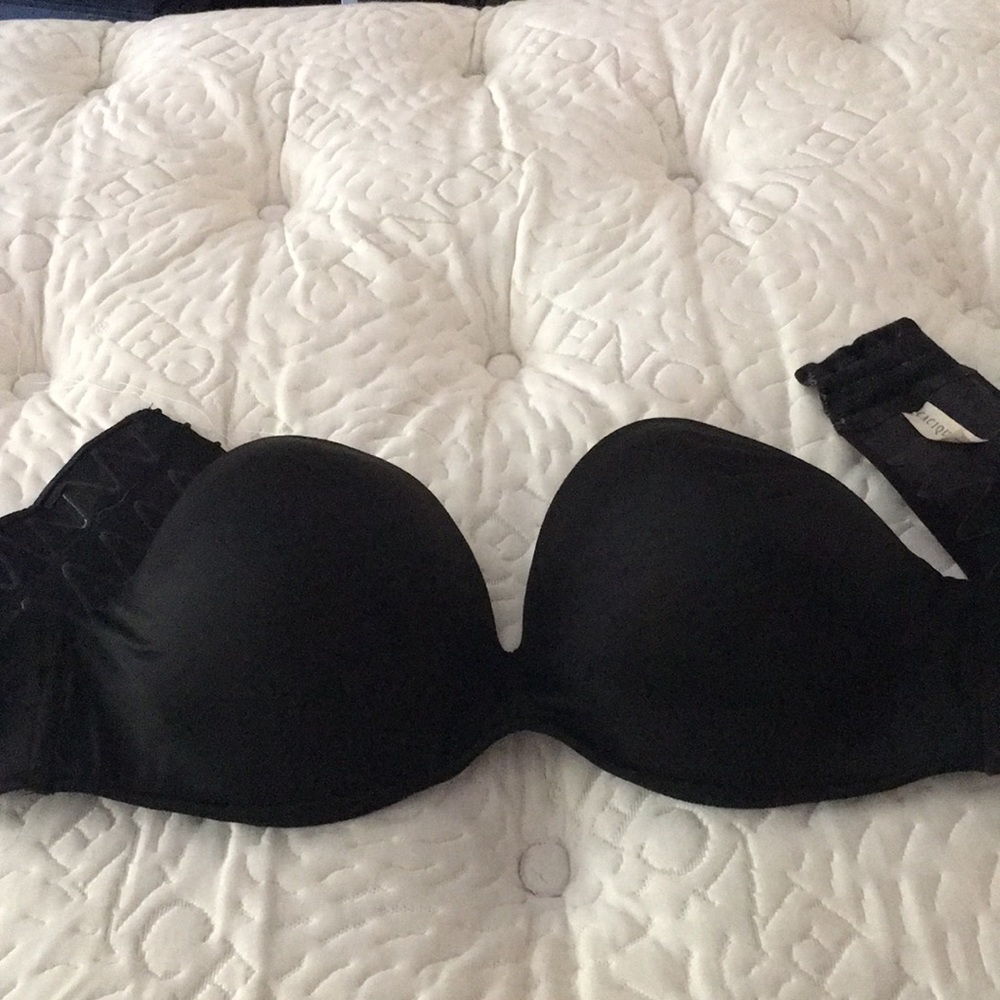 Black strapless bra